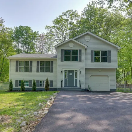 2 Game Rooms! Family Poconos Home 9 Mi to Slopes