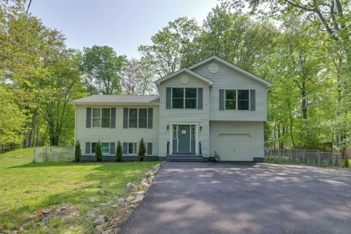 2 Game Rooms! Family Poconos Home 9 Mi to Slopes - parking