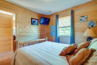 Cozy Columbia Cabin w/ Shared Lake Dock! - Pet friendly