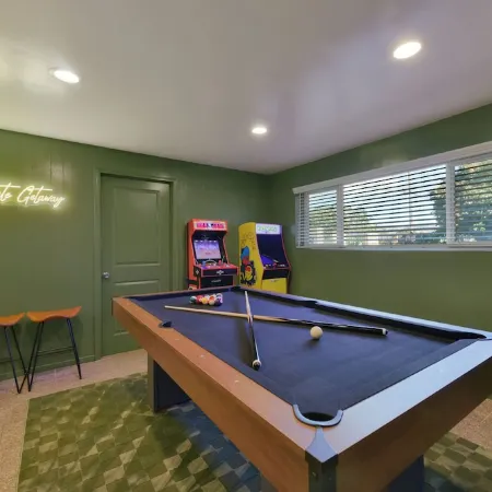 7 Bed Single Level Home+Detached Casita, Game Room, Fire-Pit, Free Parking/Wi-fi