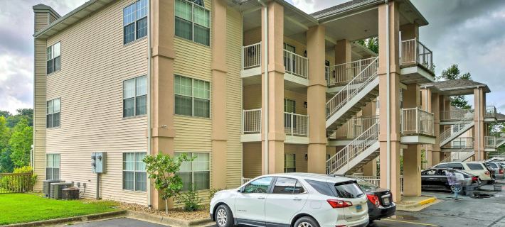 Marina Views & Cozy Sunroom: Condo in Branson! Hotels in Branson Township
