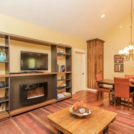 Nightingale Apt with Hot Tub Walk to Saugatuck