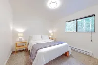 Forested 4 BR w/ Games, Fire Pit & Wood Stove - Homestays