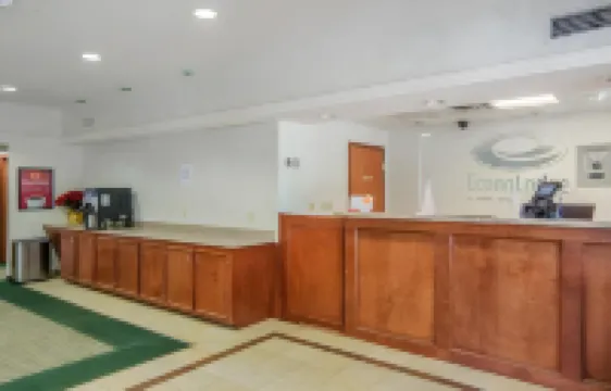 Econo Lodge Inn & Suites