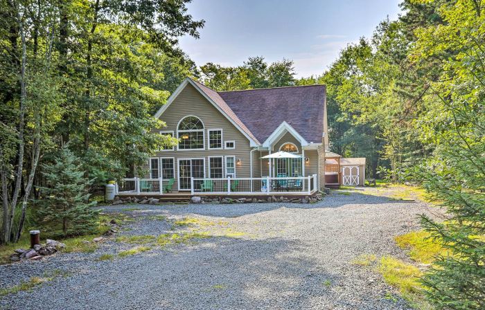 Pocono Hot Tub Chalet Lake Access Sleeps 10