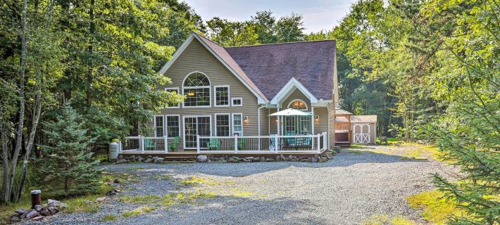 Pocono Hot Tub Chalet Lake Access Sleeps 10 Hotele w: Penn Forest Township