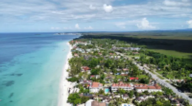 Spacious, modern 2-bedroom apartment, Westend Negril with AC, WiFi, W/Heater