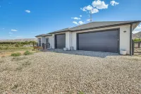3 Mi to Kokopelli Trail: Outdoor Adventure Base - Kitchenette