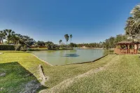 Pool & Game Room: Waterfront Harlingen Home - Bãi đậu xe