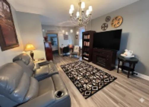 Spacious 1 Br Stratton House: A Cozy Downtown Stay Backing to Culp's Hill