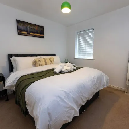 Charming 5-bedroom Townhouse in Central Gloucester