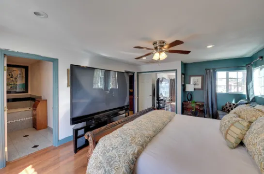 Elegant Home w/ Pool Table: 3 Mi to Vegas Strip!