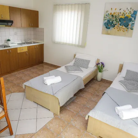 Lucky Luke Pool Apartments