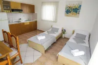 Lucky Luke Pool Apartments - 3-Star