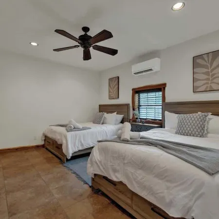 Oakridge Ranch: Pool + Hot-tub, Pickleball Court, Whiskey & Wine Room!