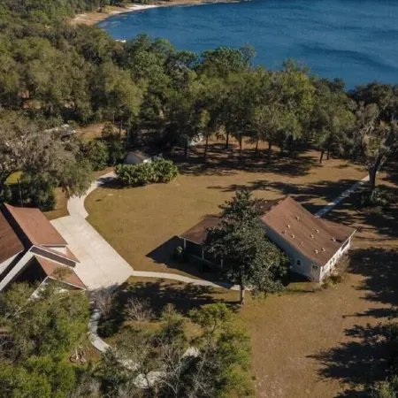 Perfect Lakefront Getaway on clear deep private lake 20 min from Gainesville