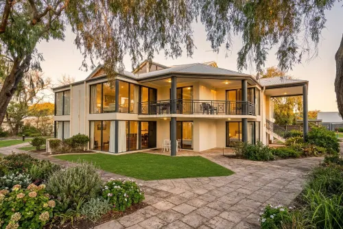 98 Steps to the Beach - Retreat with Pool Access