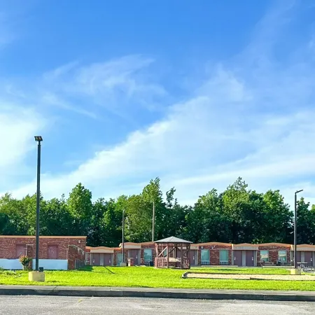 OYO Hickory House Inn