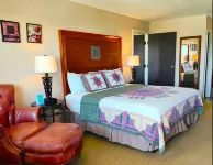 The Lodge at Russell - Russell Inn - Motels