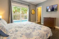 First Floor Pool Affordable Near Beach - Apartments
