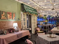 ParabonHaus Kopitiam - Bed & Breakfast Hotels in Cipanas