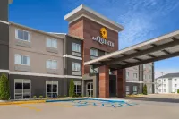La Quinta Inn & Suites by Wyndham Fayetteville - Parking