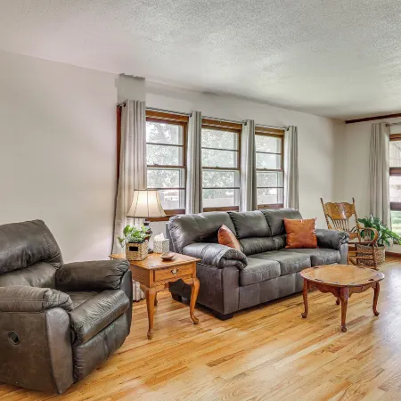 Fenced Yard & Patio! Shawnee Getaway 2 Mi to Dtwn