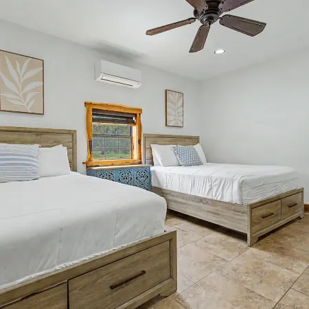 Oakridge Ranch: Pool + Hot-tub, Pickleball Court, Whiskey & Wine Room!