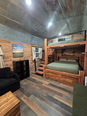Cozy 1-BR cabin with Kid's Loft, Hot Tub & Large Deck on Working Buffalo Farm