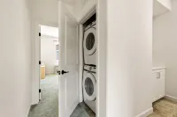 Modern Family Townhome: 4BR/44BA Pool & EV Charger - Kitchen
