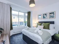 Modern 6 Bed House Perfect for Business and Groups Hotels in Tameside District
