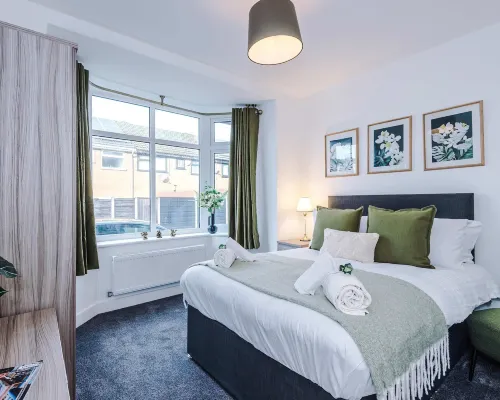 Modern 6 Bed House Perfect for Business and Groups Hotels in Tameside District