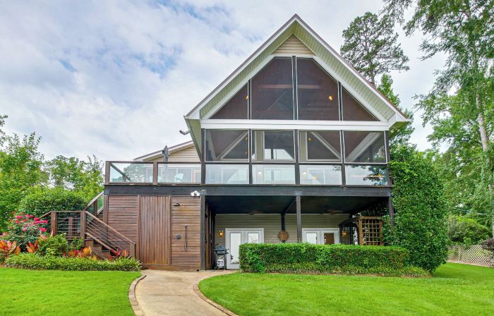 Luxe Lake Sinclair Living Private Dock and Beach!