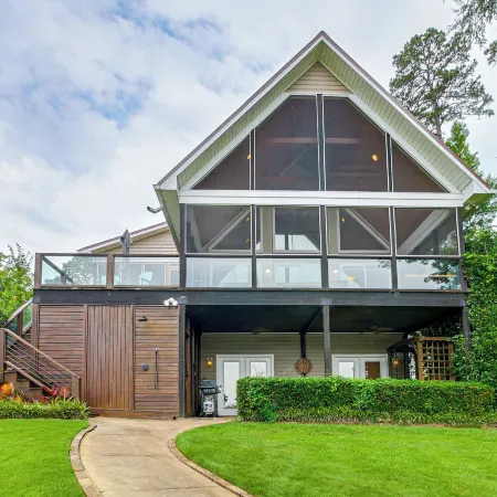 Luxe Lake Sinclair Living Private Dock and Beach!