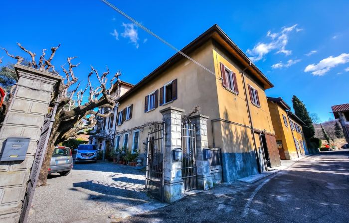 Anita Lake, 2Br Retreat w/ Shared Pool and Gym - Happy Rentals