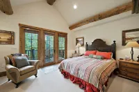 Cozy private cabin with hot tub, and ski in and out - Chalets
