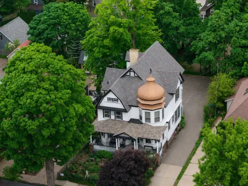 Historic Hewitt Onion Tower Apt 2 Studio in Central Marquette with Sauna Access - Condos