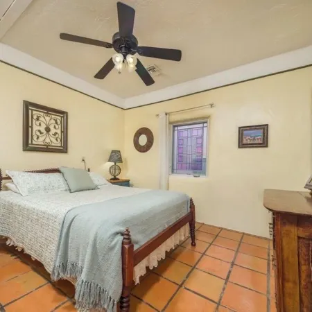 Artsy Historic Downtown 2BR w large backyard & private Salt Water Spa Pool