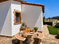 Beautiful house surrounded by an idyllic garden with salt water pool. - 홈스테이