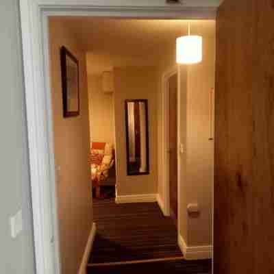 Central 2-Bed Apt, Sleeps 5 above Great Derry Pub Others