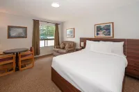 Coast Whitecourt Hotel - parking