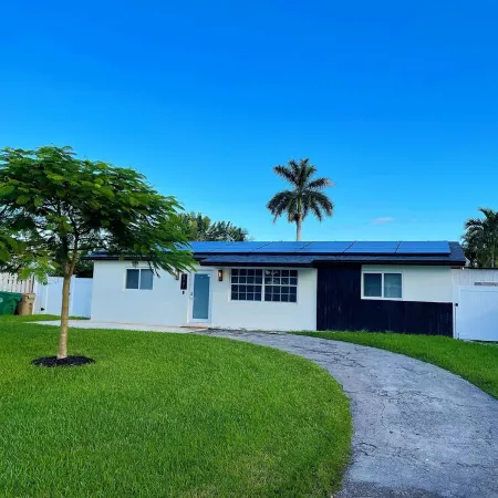 Modern lakeside pool home near hardrock and fll airport