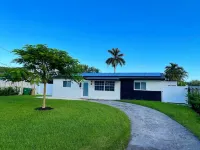 Modern lakeside pool home near hardrock and fll airport - Wifi