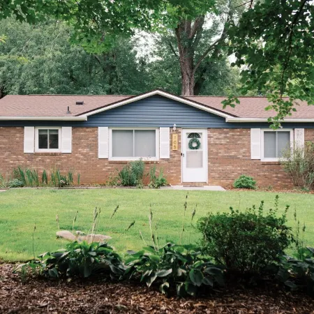 Walkable Downtown Black Mtn Cutie w hot tub + SAUNA -15min to Asheville