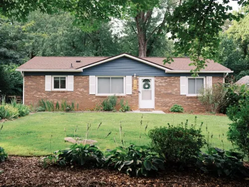 Walkable Downtown Black Mtn Cutie w hot tub + SAUNA -15min to Asheville - 3 estrellas