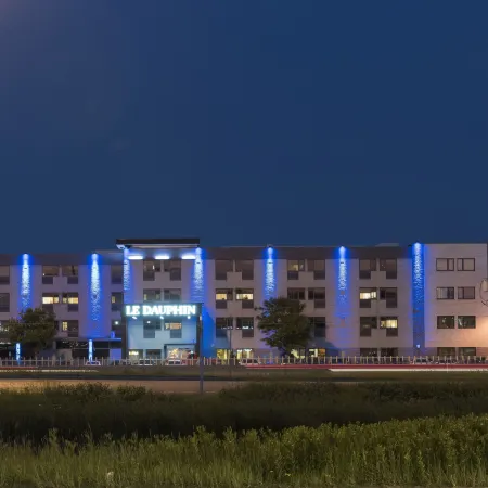 Hôtel & Suites le Dauphin Québec Отели рядом с достопримечательностью «Ле-Ривьер»