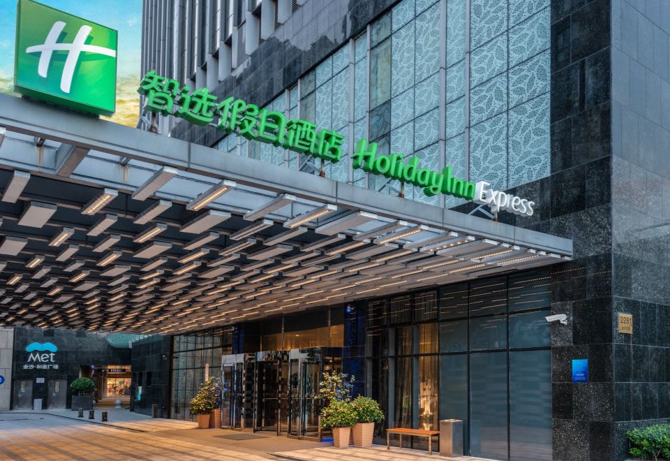 호텔의 현대적인 로비 공간