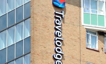 "a tall building with a large sign that reads "" travelodge "" prominently displayed on the side of the building" at Travelodge Hull South Cave