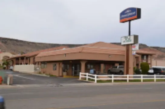 Howard Johnson by Wyndham St. George Hotel & Suites