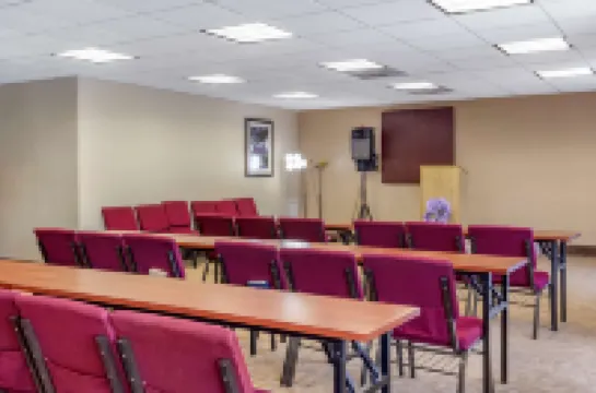 คอมฟอร์ตสวีทส์ เคลย์ตัน - การ์เนอร์